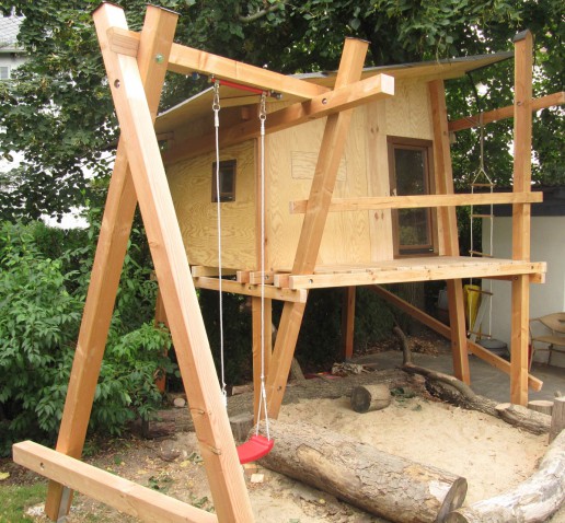 Spielhaus mit Schaukel Spielplatz